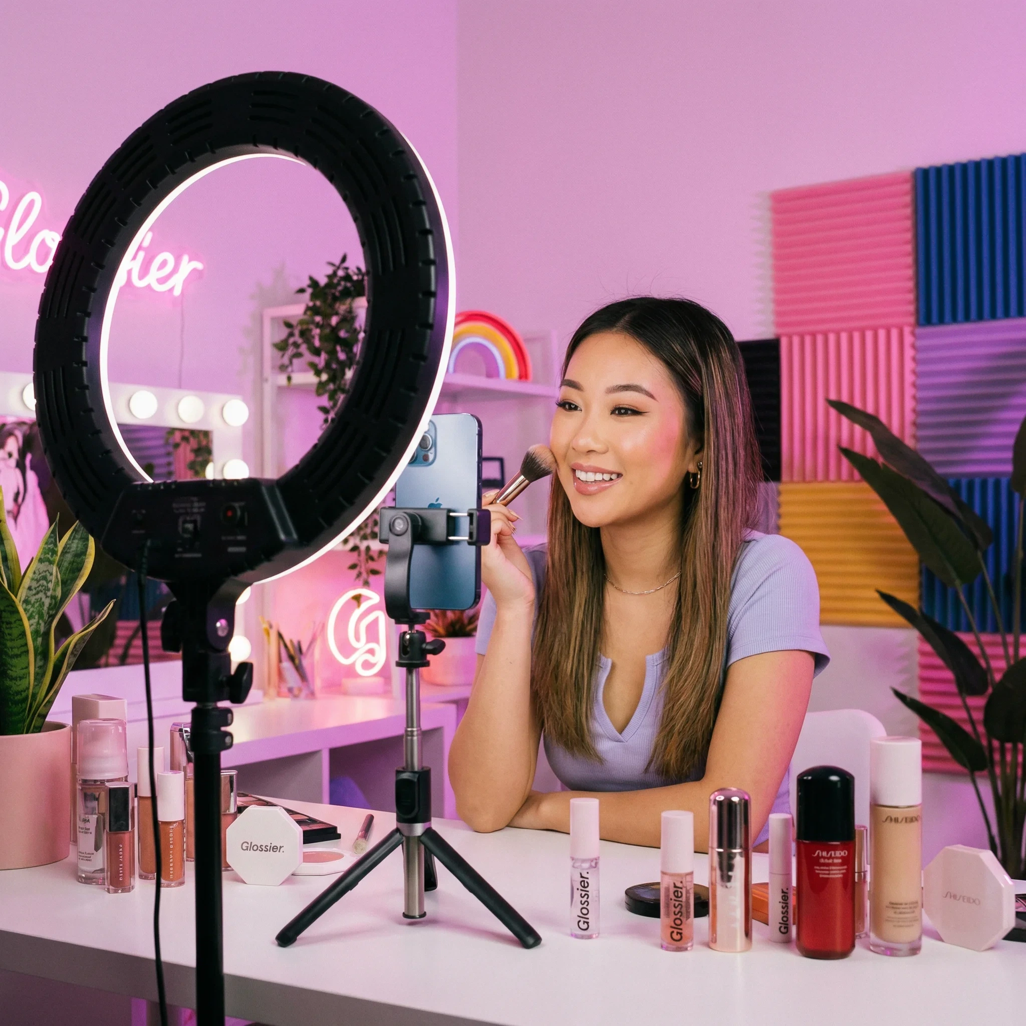 黄色仓库签约美妆达人小美在专业工作室拍摄美妆教程